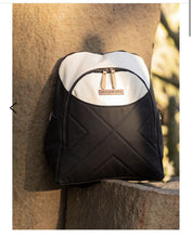 Charger l'image dans la galerie, Sac a couches style sac a dos avec son tapis a langer et boite a lingettes