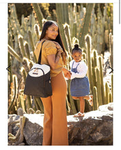 Charger l'image dans la galerie, Sac a couches style sac a dos avec son tapis a langer et boite a lingettes