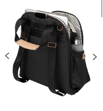 Charger l'image dans la galerie, Sac a couches style sac a dos avec son tapis a langer et boite a lingettes