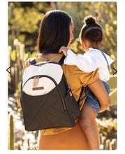 Charger l'image dans la galerie, Sac a couches style sac a dos avec son tapis a langer et boite a lingettes