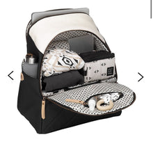 Charger l'image dans la galerie, Sac a couches style sac a dos avec son tapis a langer et boite a lingettes