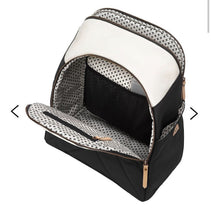 Charger l'image dans la galerie, Sac a couches style sac a dos avec son tapis a langer et boite a lingettes