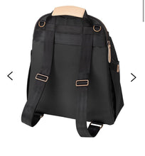 Charger l'image dans la galerie, Sac a couches style sac a dos avec son tapis a langer et boite a lingettes