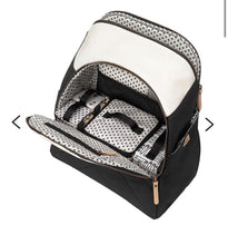 Charger l'image dans la galerie, Sac a couches style sac a dos avec son tapis a langer et boite a lingettes