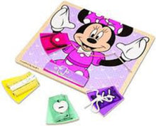 Charger l&#39;image dans la galerie, MINNIE Tableau de habilités sur planche en bois avec fermeture Éclair, dentelle, cravate, boucle, bouton et bouton-pression - Wooden basic skills board
