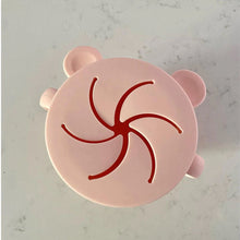 Charger l&#39;image dans la galerie, Oso Snack Cup en silicone souple
