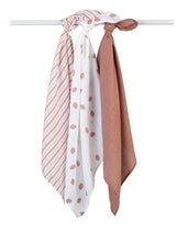 Charger l&#39;image dans la galerie, FRAISES Strawberries - Paquet de 3 Couvertures legeres OU pour emmailloter - Swaddling blanket

