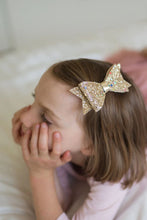Charger l&#39;image dans la galerie, La grande barrette NŒUD doré - Great gold bow hair clip
