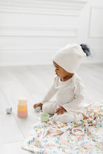 Charger l&#39;image dans la galerie, Bonnet tuque avec pompon en tencel COCONUT MILK 6-12 mois
