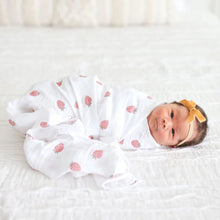 Charger l&#39;image dans la galerie, FRAISES - Couverture en mousseline OU pour emmailloter - Swaddling blanket
