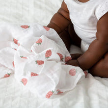 Charger l&#39;image dans la galerie, FRAISES - Couverture en mousseline OU pour emmailloter - Swaddling blanket
