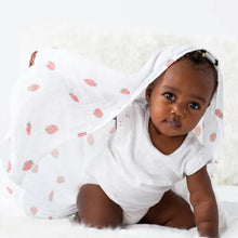 Charger l&#39;image dans la galerie, FRAISES - Couverture en mousseline OU pour emmailloter - Swaddling blanket
