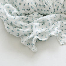 Charger l'image dans la galerie, BLUETS - Couverture en mousseline OU pour emmailloter - Swaddling blanket BLUEBERRIES
