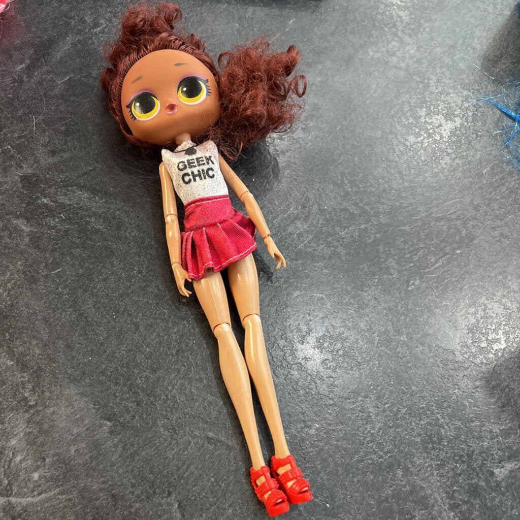 Poupee style LOL cheveux brun chaussures rouges
