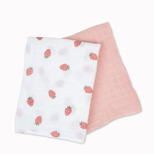 Charger l&#39;image dans la galerie, FRAISES - Paquet de 2 Couvertures legeres OU pour emmailloter - Swaddling blanket STRAWBERRIES
