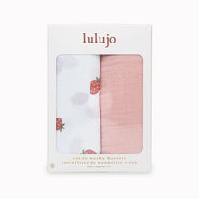 Charger l&#39;image dans la galerie, FRAISES - Paquet de 2 Couvertures legeres OU pour emmailloter - Swaddling blanket STRAWBERRIES
