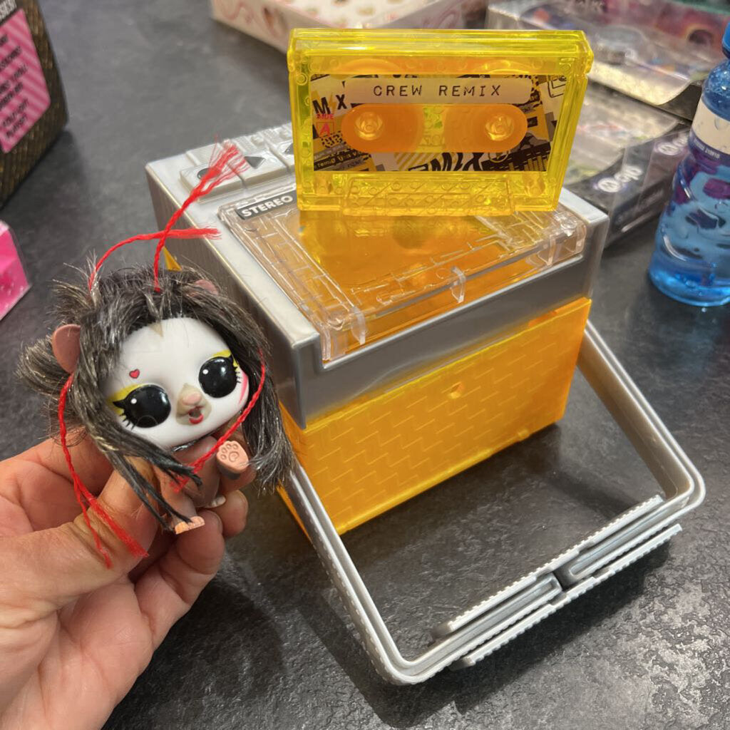 Poupee mascotte AVEC boite et casette