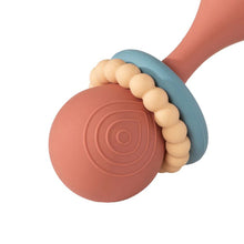 Charger l&#39;image dans la galerie, Hochet Simply Silicone Rattle 5&#39;&#39; - ROUGE
