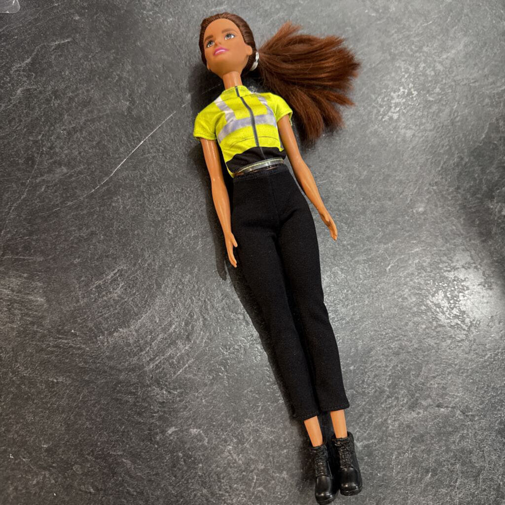 Poupee BARBIE cheveux brun t shirt vert legging noir chaussures noires
