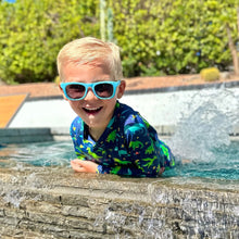 Charger l&#39;image dans la galerie, Lunettes de soleil polarisées flexibles UV-400 avec sangle pour bébé et enfant SKY BLU - 6 mois - 2 ans
