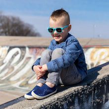 Charger l&#39;image dans la galerie, Lunettes de soleil polarisées flexibles UV-400 avec sangle pour bébé et enfant SKY BLU - 6 mois - 2 ans
