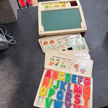 Charger l&#39;image dans la galerie, TEL QUEL - VINTAGE Jouet SUPER RARE - Pupitre avec lettres et chiffres aimantes + 15 fiches cartonnes
