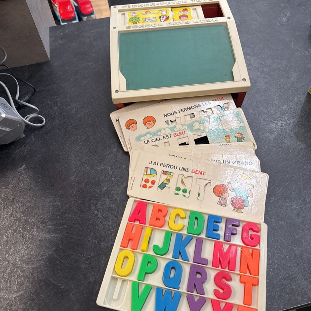 TEL QUEL - VINTAGE Jouet SUPER RARE - Pupitre avec lettres et chiffres aimantes + 15 fiches cartonnes