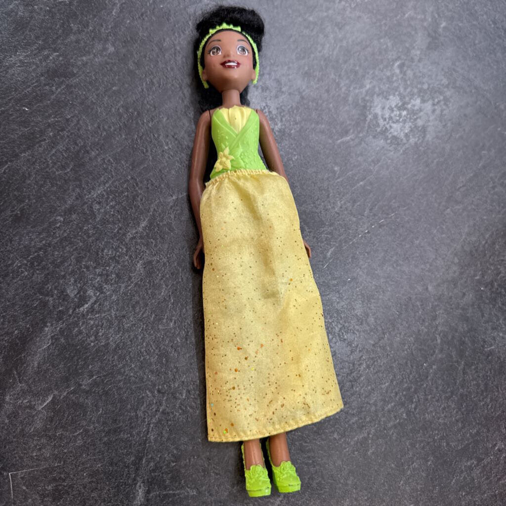 Pouppe style Barbie Princesses Tiana avec jupe jaune + chaussures vert + couronne
