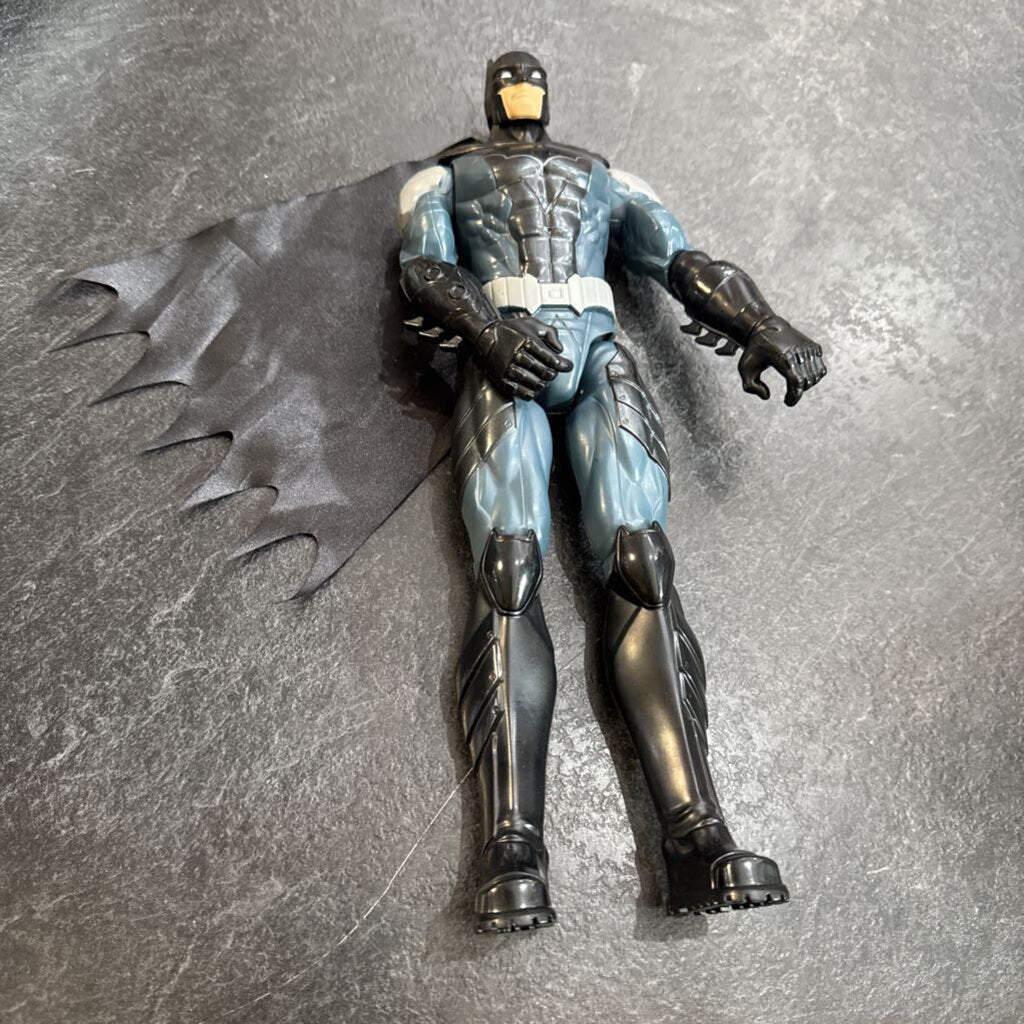 Figurine BATMAN articule avec cape +/-30 cm