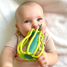Charger l&#39;image dans la galerie, Hochet et jouet de dentition Poire - Raz-Pear Teether &amp; Rattle Toy
