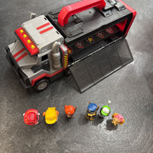Charger l&#39;image dans la galerie, MOYEN Camion POMPIER Transporteur AVEC 6 figurines PAT PATROUILLE
