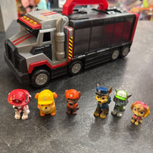 Charger l&#39;image dans la galerie, MOYEN Camion POMPIER Transporteur AVEC 6 figurines PAT PATROUILLE
