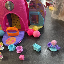 Charger l&#39;image dans la galerie, EXCELLENT ETAT Polly Pocket - Coffret de jeu Gumball Bear AVEC 1 figurines et BPC de mini accesoires
