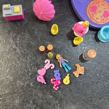 Charger l&#39;image dans la galerie, EXCELLENT ETAT Polly Pocket - Coffret de jeu Gumball Bear AVEC 1 figurines et BPC de mini accesoires
