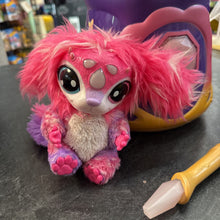 Charger l&#39;image dans la galerie, JOUET RARE Mascotte dans sa boule de cristal fait SONS LUMIERES et BRUME
