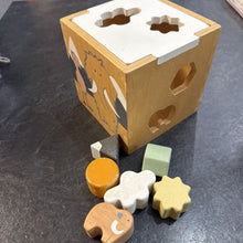 Charger l&#39;image dans la galerie, Boite Trieur de formes avec 6 formes en BOIS
