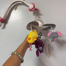 Charger l&#39;image dans la galerie, Mobile compact avec 3 jouets suspendus
