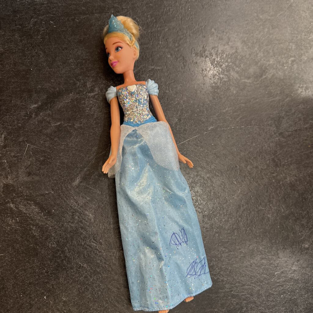 Poupee (pas de chaussures) PRINCESSE Cendrillon