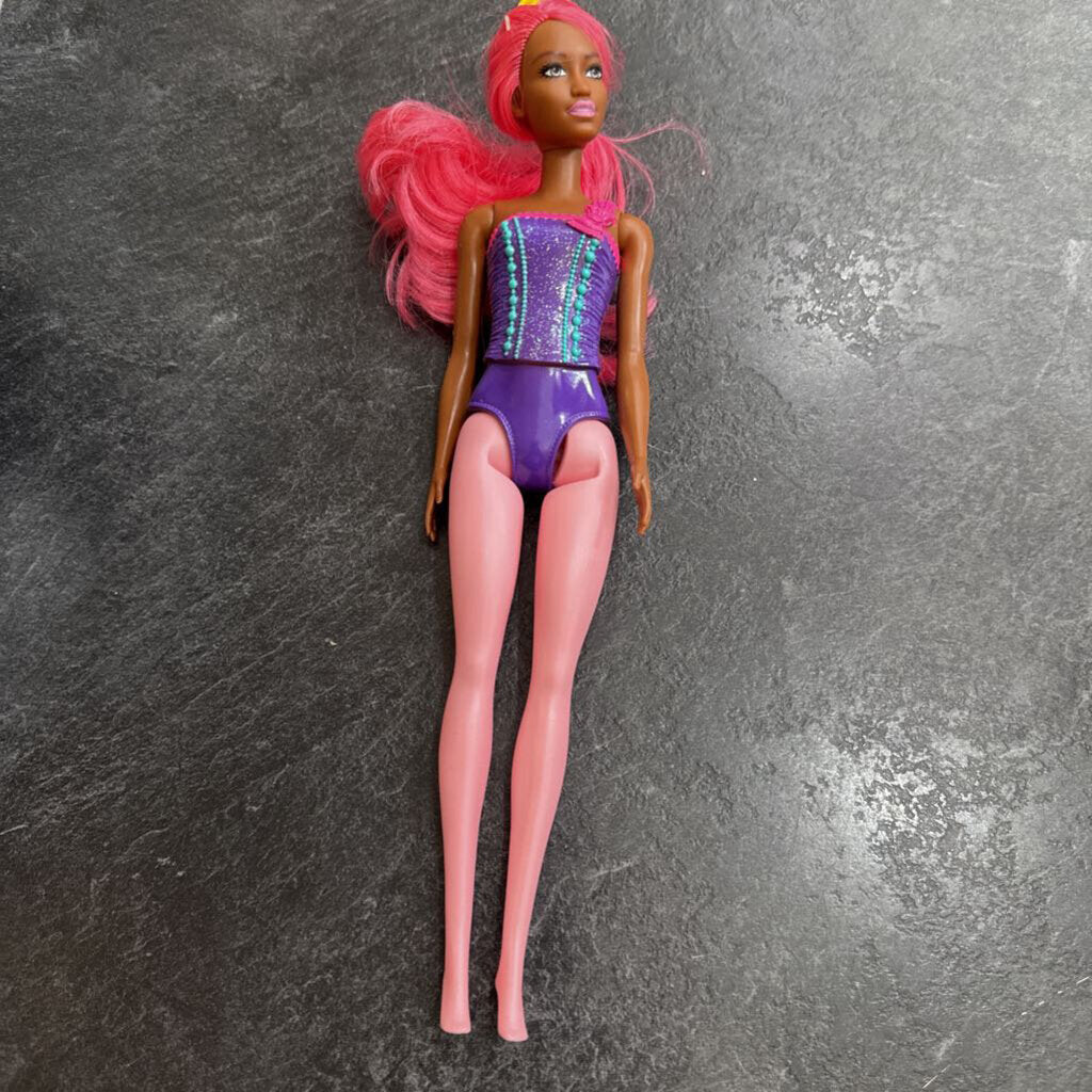 Poupee pas de chaussures cheveux rose maillot mauve