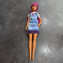 Charger l&#39;image dans la galerie, Poupee pas de chaussures cheveux mauve robe bleu
