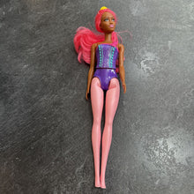 Charger l&#39;image dans la galerie, Poupee pas de chaussures cheveux mauve robe bleu
