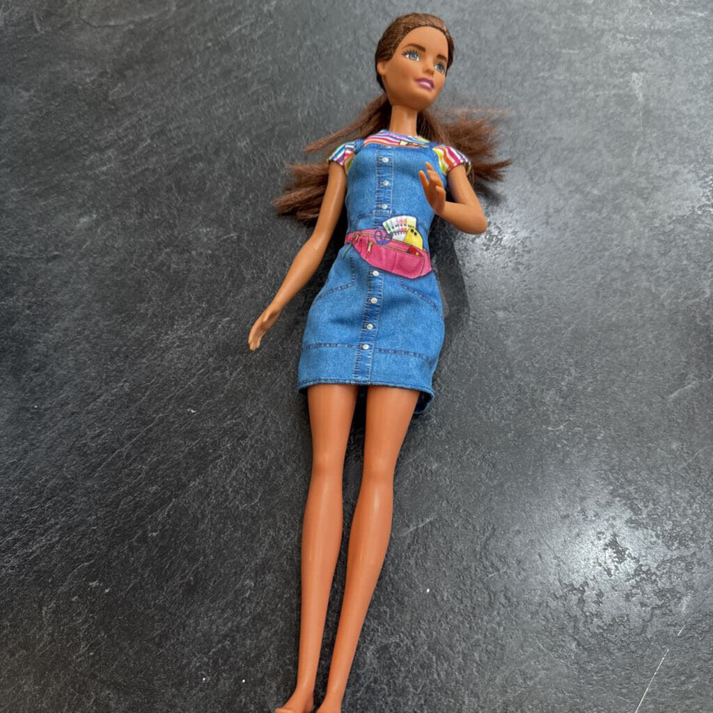 Poupee pas de chaussures cheveux brun robe bleu