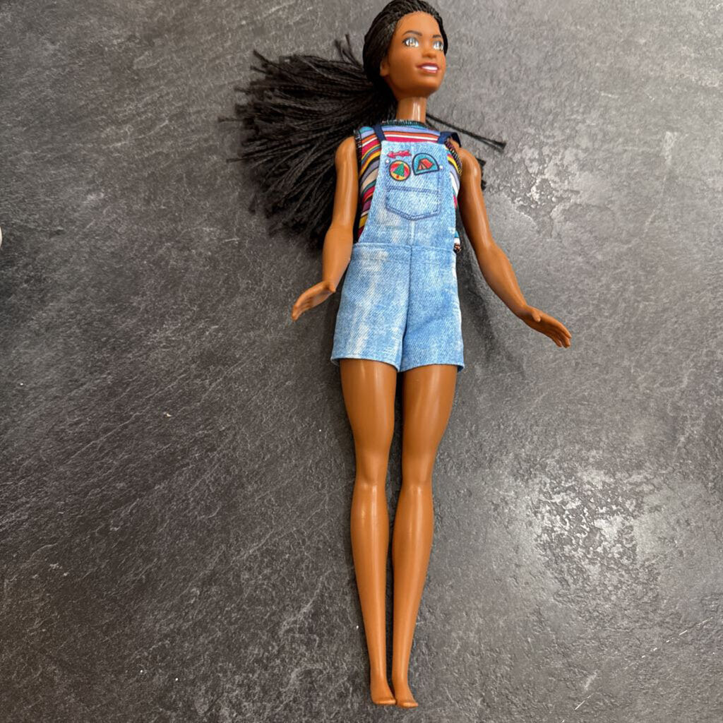 Poupee pas de chaussures cheveux noir tresses robe bleu