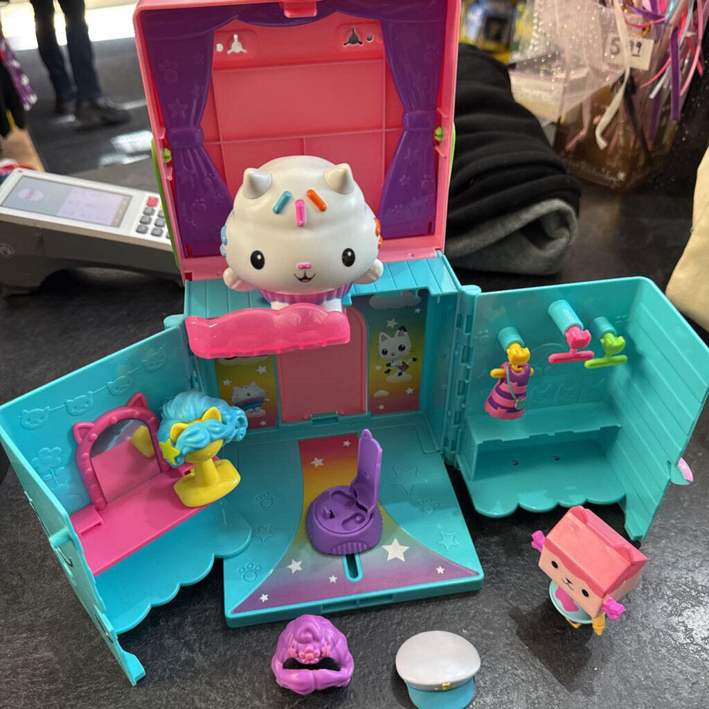 JOUET RARE Boutique de Gabby's Dollhouse AVEC 7 figurines/acces
