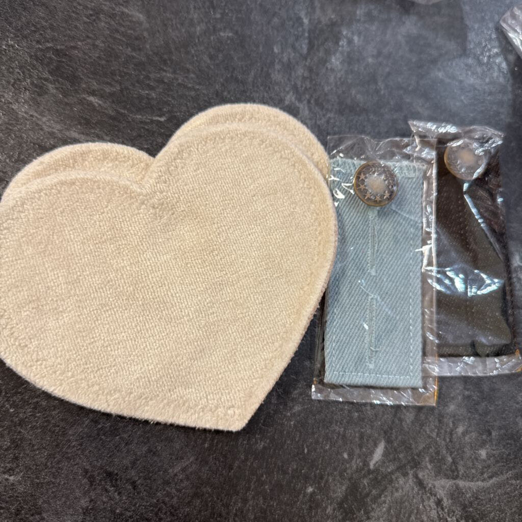 LOT de 2 pads allaitement en forme de coeur + rallonges bouton