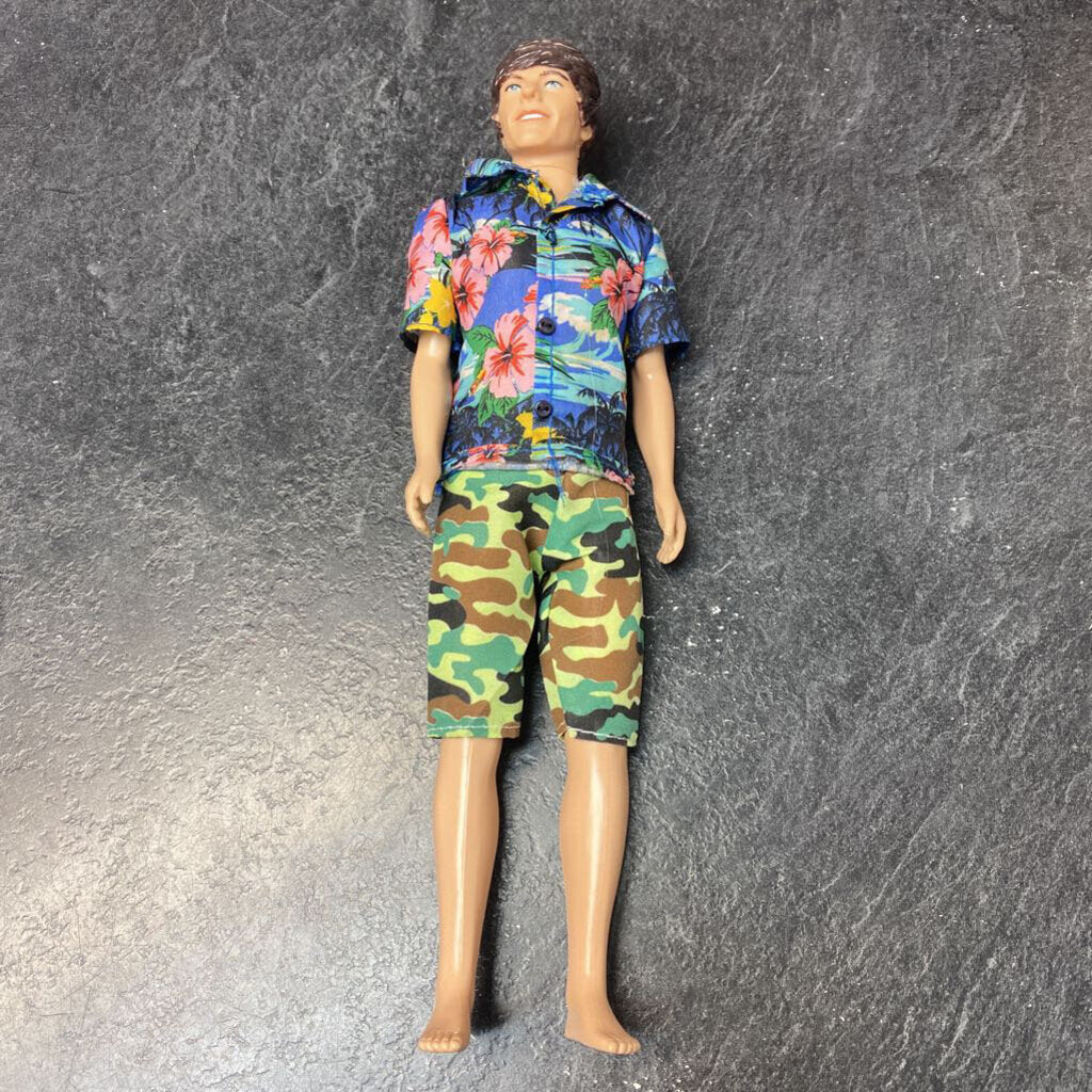 Poupee KEN avec short vert + chemise bleu (pas chaussures )