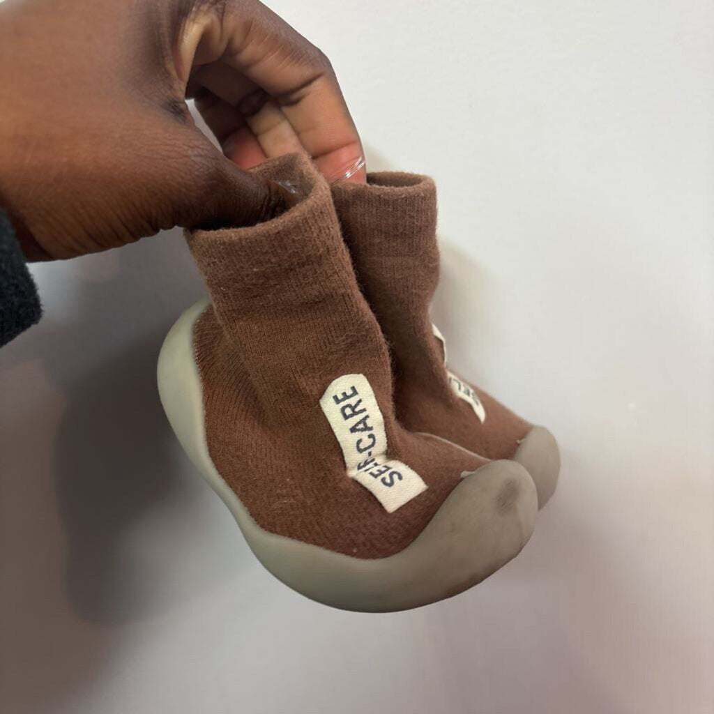 Pantoufles STYLE chaussettes +/- 6-12 mois