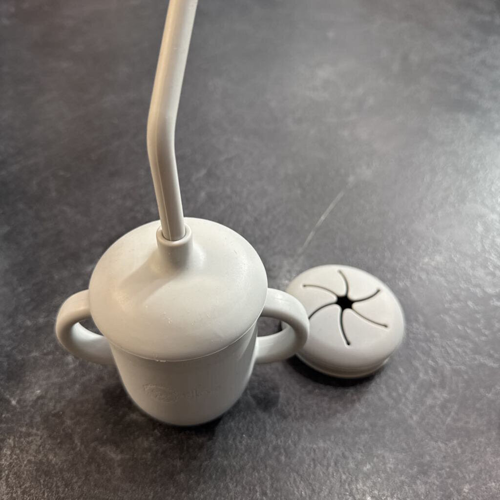 gobelet en silicone avec paille et extra cover