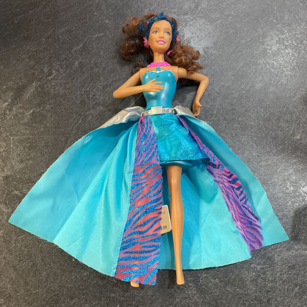 Poupee Barbie avec robe bleu, ecoteurs et CHANTE (pas chaussures)