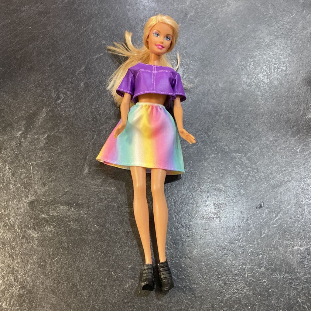 Pouppe BARBIE chevaux blonde jupe rose + t shirt mauve + chaussures noir